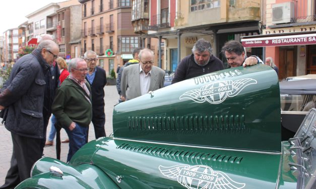 Coches Morgan sorprenden en las carreteras de la comarca