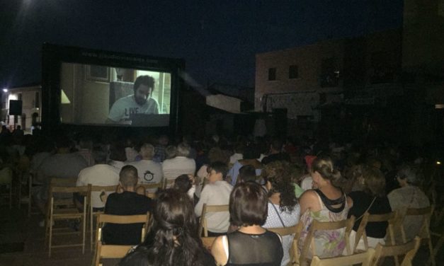 Unas 250 personas en el cine al aire libre de Villabrágima