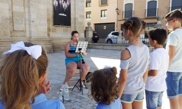 Una gymkhana por los lugares más icónicos de Rioseco acerca la música a jóvenes y familias