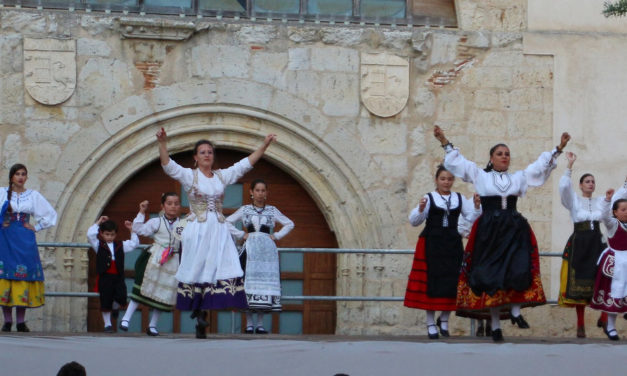 El folclore toma el claustro de San Francisco