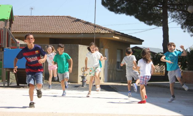 Los niños del Campamento Urbano de Villabrágima participan en una divertida gymkhana