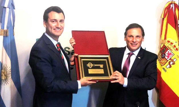 David Esteban recibe las llaves de San Luis de Loyola Nueva Medina de Rioseco