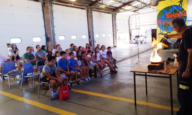 Familias de Villalba conocen el trabajo de los bomberos de Rioseco
