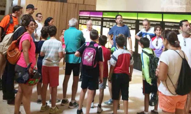 Una treintena de vecinos de Castroverde visitan el Centro de Interpretación de la Carpintería de lo Blanco