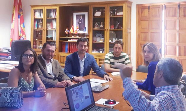 Francisco Sardón se  interesa por la candidatura de Rioseco a los Premios Reina Letizia 2018