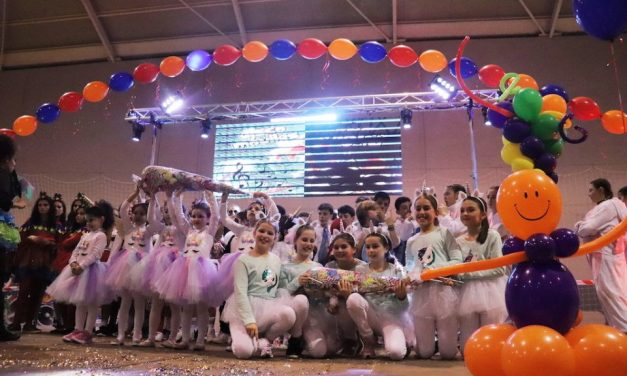 Medio millar de niños y niñas participan en el baile infantil de Carnaval