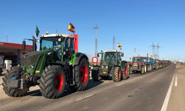 Cientos de tractores de la zona marchan en defensa del campo
