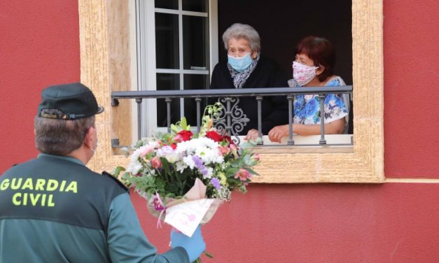 La Guardia Civil felicita a Natividad Sanabria por sus 103 años