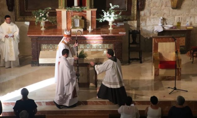 El cardenal Carlos Amigo consagra el nuevo altar de la iglesia de Santa María de Villabrágima
