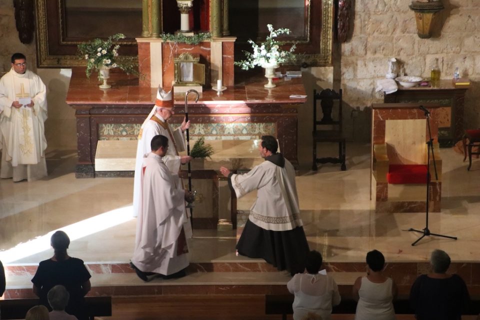 El cardenal Carlos Amigo consagra el nuevo altar de la iglesia de Santa María de Villabrágima