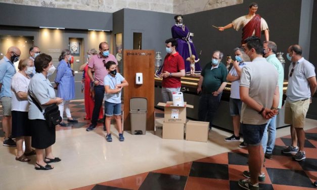 La hermandad del Ecce-Homo dona varias garrafas de gel hidroalcohólico de cinco litros para el suministro de las estaciones higiénicas