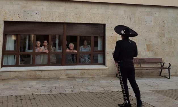 Los mariachis cantan a las personas mayores de la residencia de Ampudia