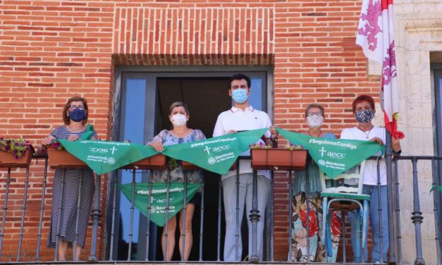 La AECC invita a decorar los balcones con pañoletas solidarias