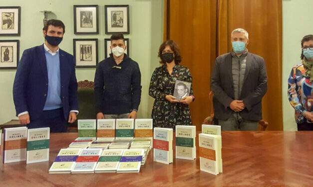 Ayuntamiento de Rioseco y Fundación Miguel Delibes entregan la colección de la obra completa del escritor al ganador del sorteo del Día del Libro