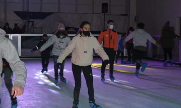 La pista de hielo de Villafrechós sorprende y divierte