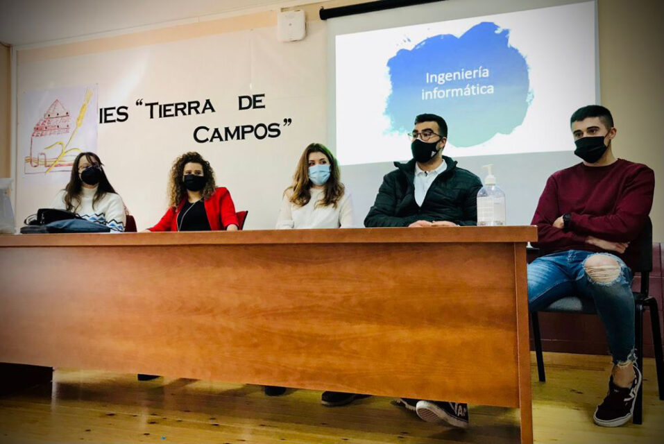 Antiguos alumnos del IES Tierra de Campos transmiten sus experiencias a los jóvenes estudiantes