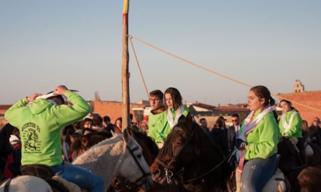 Los quintos y quintas de San Pedro animan  noviembre de la localidad