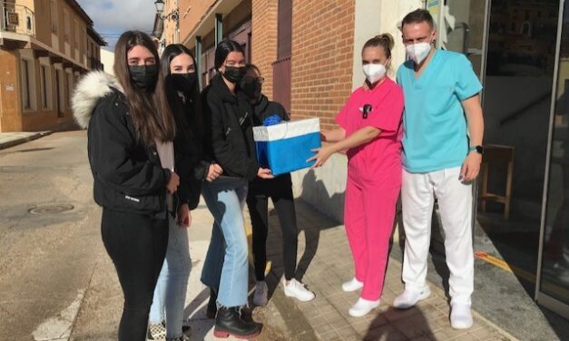 Jóvenes del IES Tierra de Campos entregan sus cartas navideñas a las personas mayores de Villalpando y Villanueva del Campo