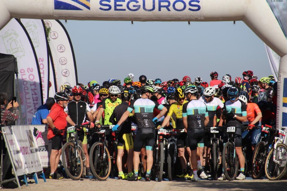 Más de 700 ciclistas pedalean para reivindicar seguridad en las carreteras