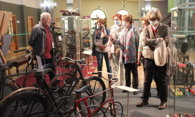El Patio de Columnas del Ayuntamiento acoge una exposición de juguetes antiguos y bicicletas clásicas