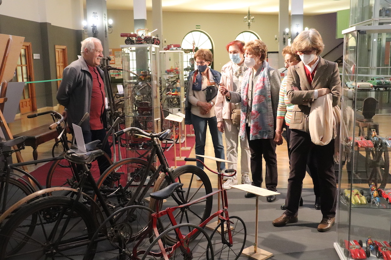 El Patio de Columnas del Ayuntamiento acoge una exposición de juguetes antiguos y bicicletas clásicas