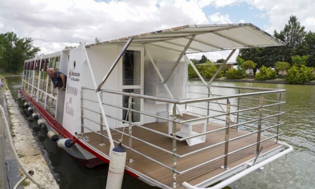El barco Antonio de Ulloa vuelve a navegar por el Canal de Castilla