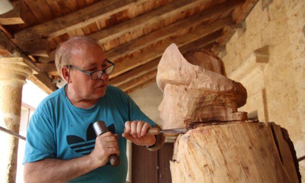 El riosecano Ángel Martín trabaja en la escultura en  madera de un peregrino en Valverde de Campos