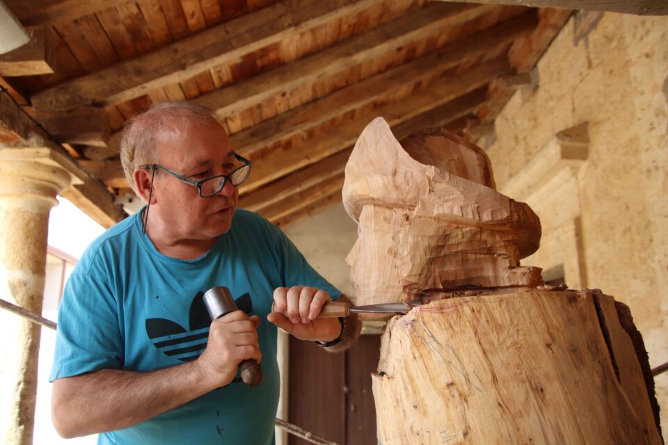 El riosecano Ángel Martín trabaja en la escultura en  madera de un peregrino en Valverde de Campos