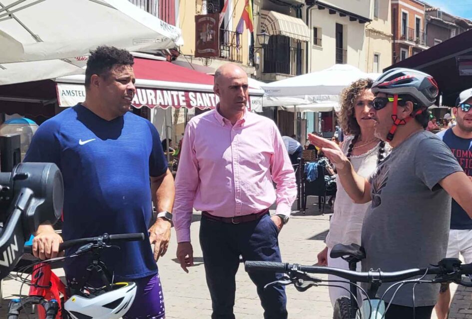 Ronaldo pasa por Rioseco en bici eléctrica para cumplir su promesa de hacer el Camino de Santiago