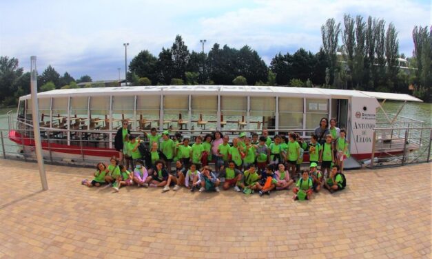 Los niños y niñas del Campamento Urbano surcan las aguas del Canal de Castilla