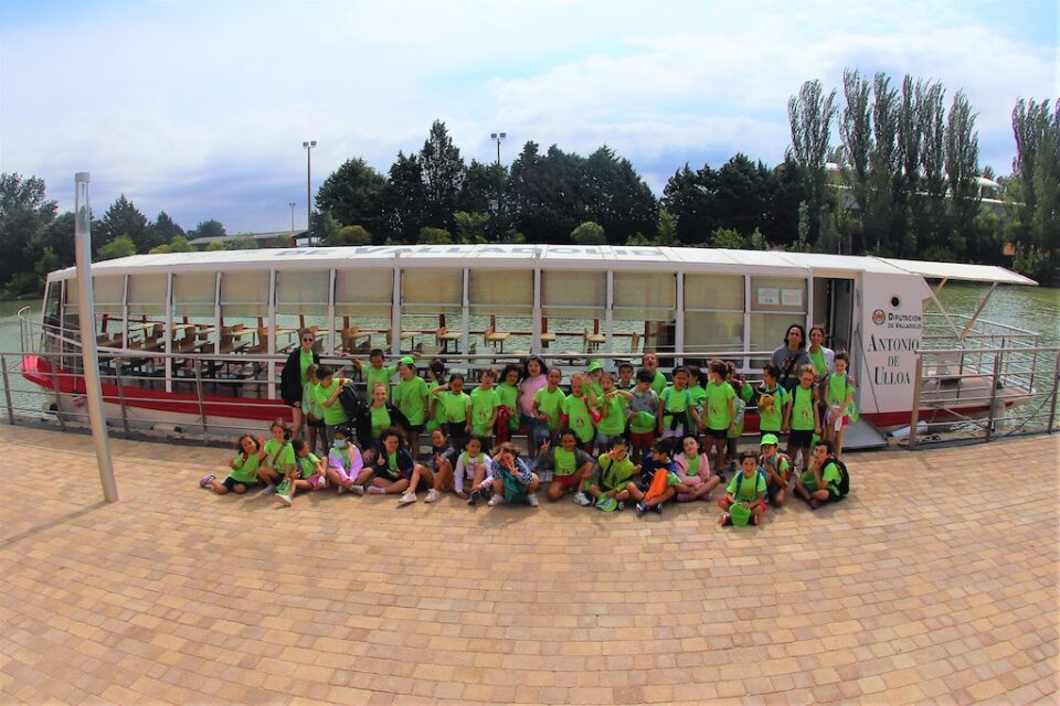 Los niños y niñas del Campamento Urbano surcan las aguas del Canal de Castilla