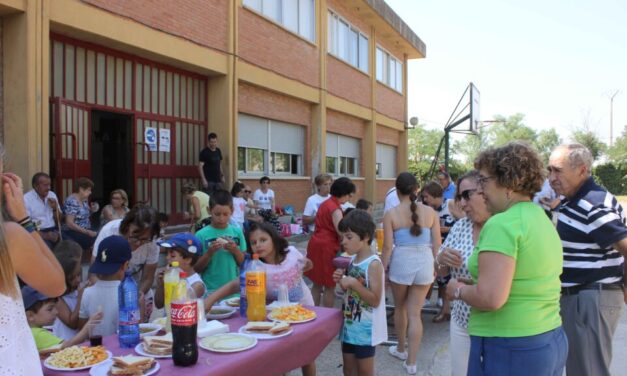 Villabrágima une con juegos a los niños con sus abuelos