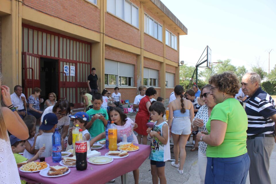 Villabrágima une con juegos a los niños con sus abuelos