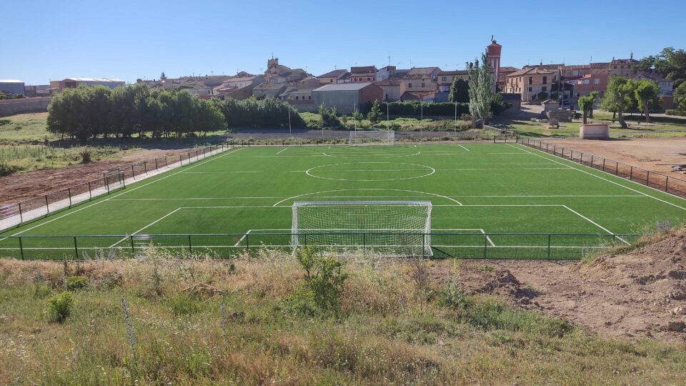 La Mudarra estrena su campo de futbol de hierba artificial