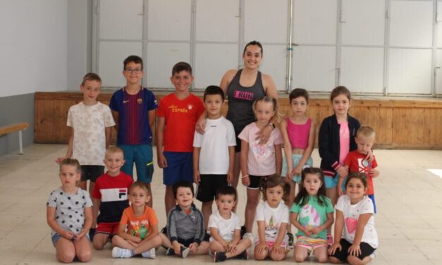 Más de una veintena de niños participan en el Campamento Urbano de Villafrechós