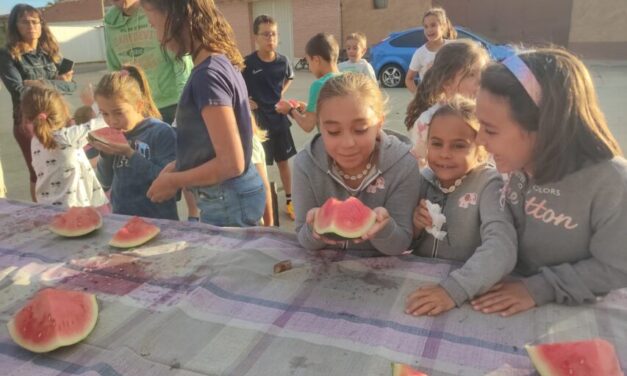 Divertida y sabrosa carrera de sandías en Villafrechós