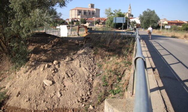 Arrancan las obras de las pasarelas que salvarán la dificultad del río Sequillo y el desagüe del Canal de Castilla paralelas a la carretera VA-913