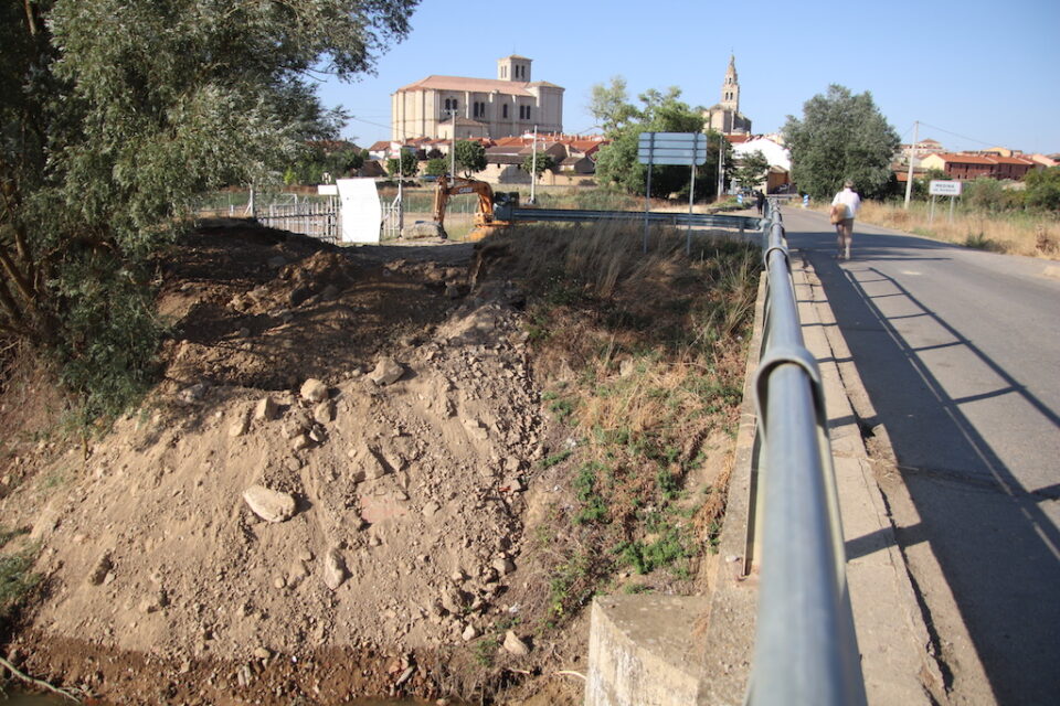 Arrancan las obras de las pasarelas que salvarán la dificultad del río Sequillo y el desagüe del Canal de Castilla paralelas a la carretera VA-913