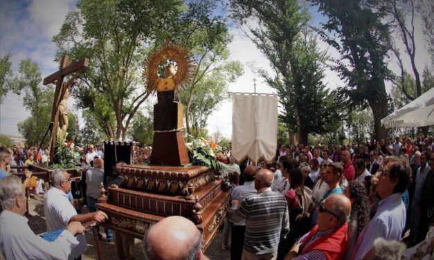 Cientos de personas de reúnen con su patrona tres años después en Castilviejo