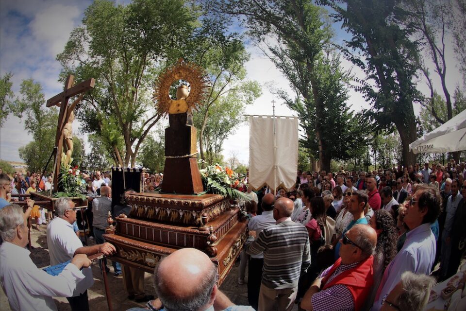 Cientos de personas de reúnen con su patrona tres años después en Castilviejo