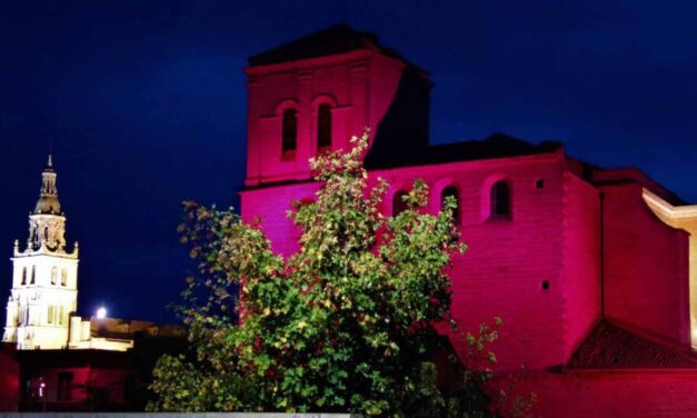 Fachadas de rosa en Rioseco por el cáncer de mama