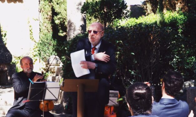 José Delfín Val recibe emocionado el Ciprés de Honor recordando su amistad con Godofredo Garabito