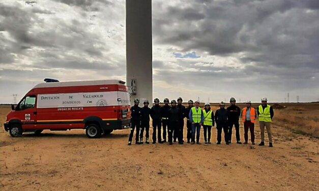 Bomberos realizan las prácticas de rescate en instalaciones eólicas en el Parque Torozos