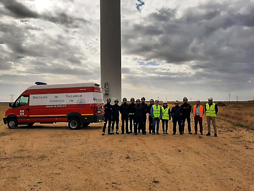 Bomberos realizan las prácticas de rescate en instalaciones eólicas en el Parque Torozos