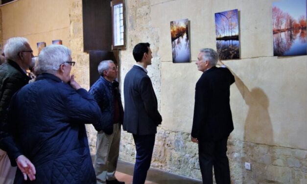 El centro de recepción del Canal de Castilla acoge una muestra a favor de la AECC
