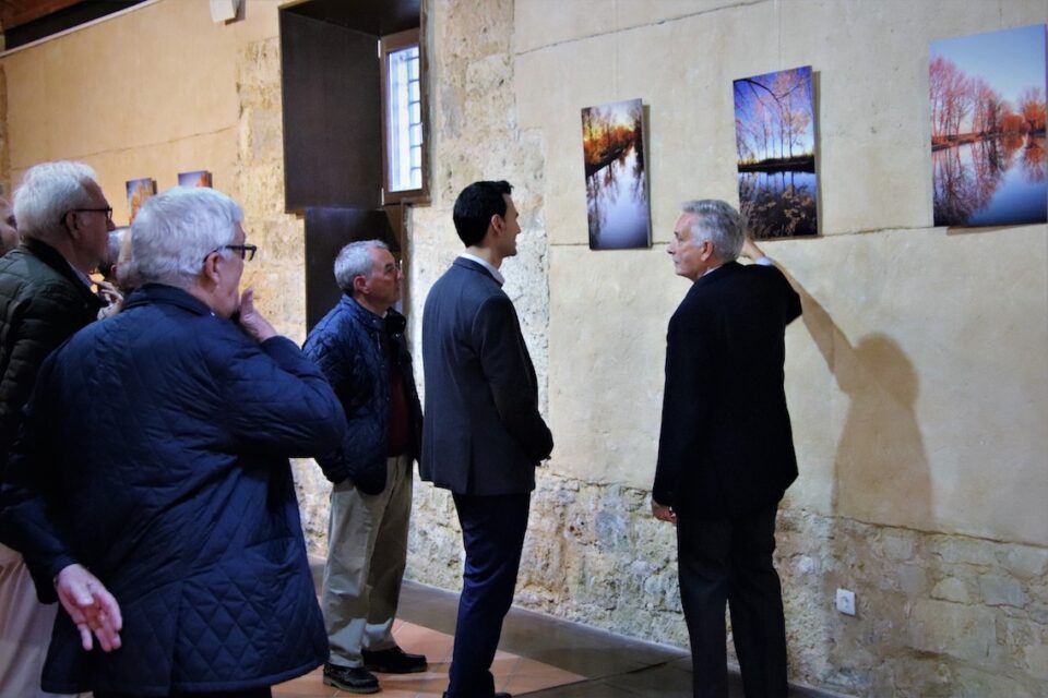 El centro de recepción del Canal de Castilla acoge una muestra a favor de la AECC