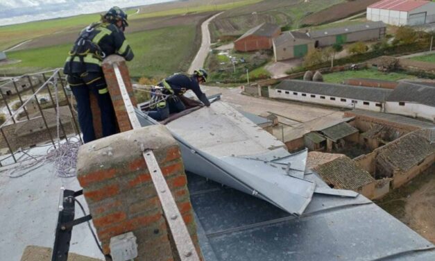 Las fuertes rachas de viento obligan a que los bomberos actúen en la iglesia de Aguilar