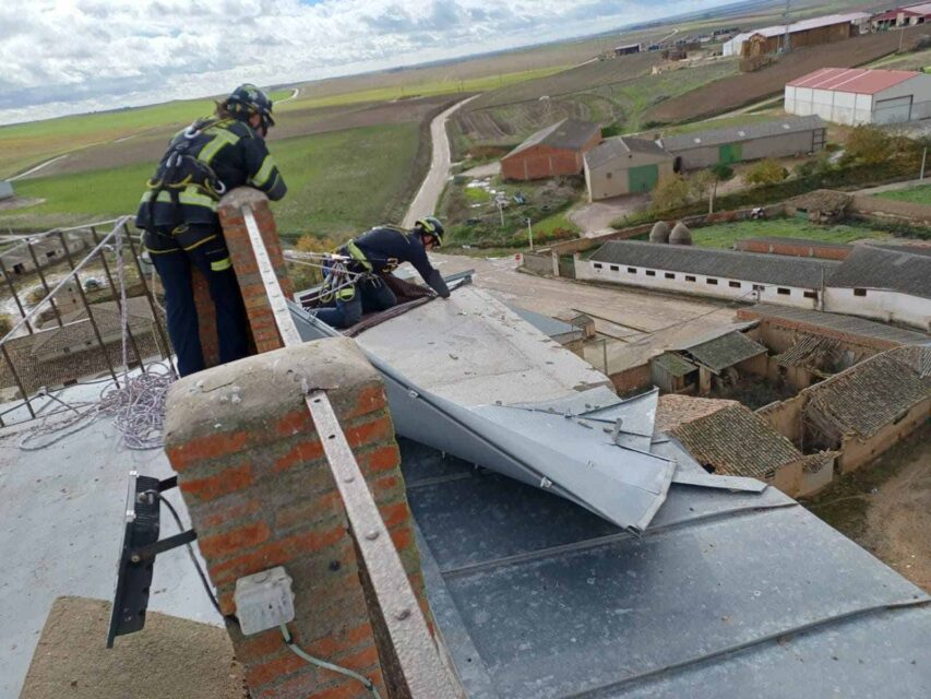 Las fuertes rachas de viento obligan a que los bomberos actúen en la iglesia de Aguilar