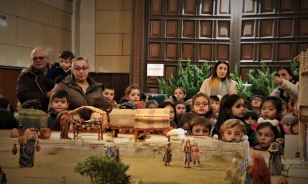 Escolares de San Vicente de Paúl visitan el Museo Temporal de Belenes