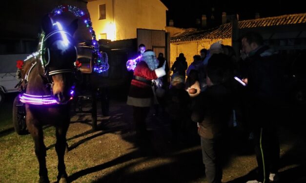 Visita sorpresa de Papá Noel a una familia en Medina de Rioseco